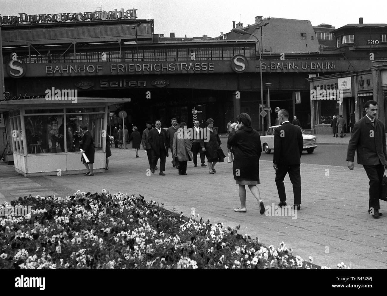 Geografie/Reisen, Deutschland, Berlin, Verkehr/Verkehr, Bahnhof Friedrichsstraße, Außenansicht, 1960er Jahre, Stockfoto