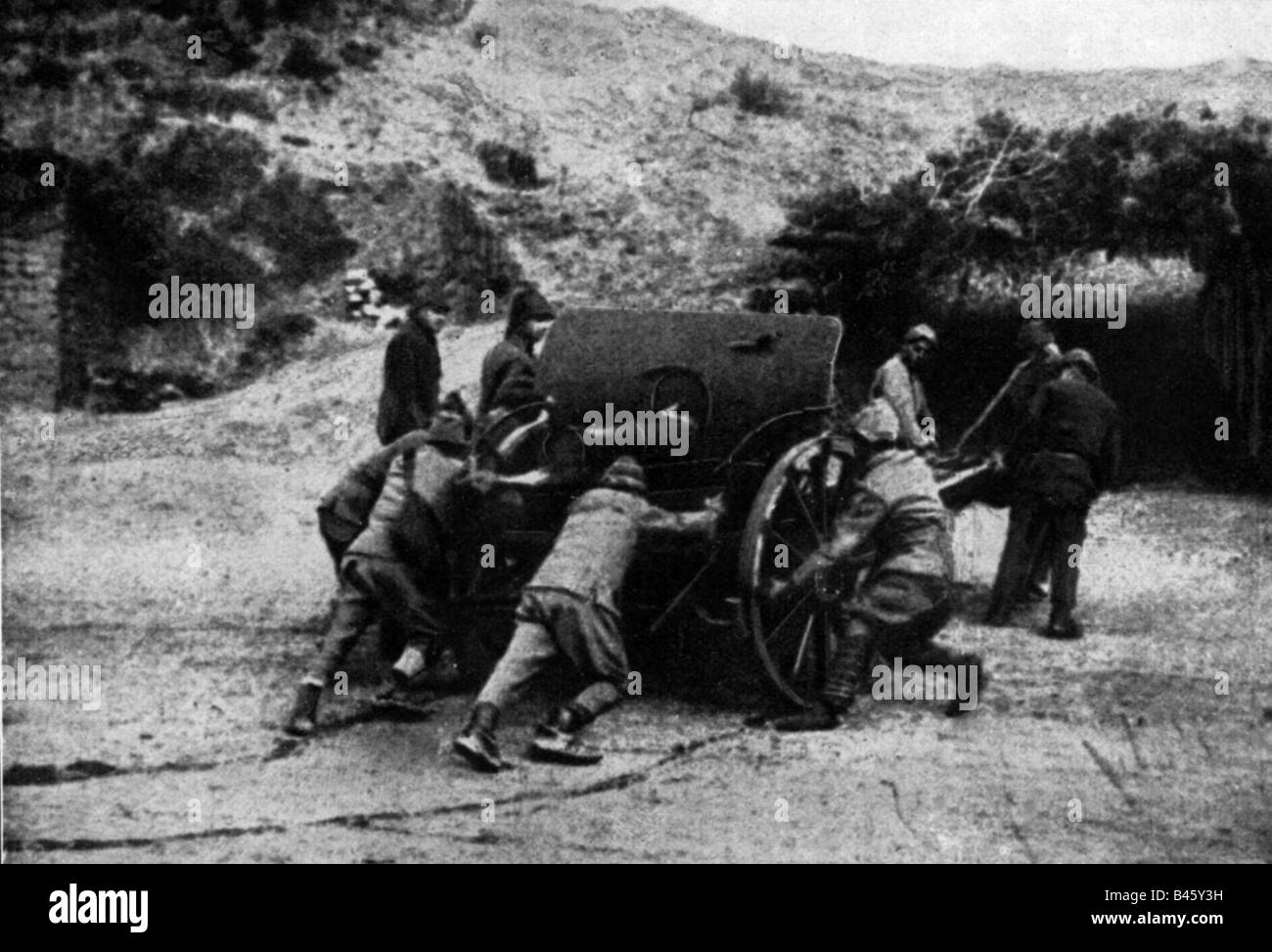 Ereignisse, Erster Weltkrieg/erster Weltkrieg, Naher Osten, Schlacht von Gallipoli 25.4.1915 - 9.1.1916, türkische Künstlerinnen positionieren eine kruppsche 7,7 cm Feldkanone 96, Dezember 1915, Türkei, Dardanellen, Osmanisches Reich, Soldaten, Artillerie, 20. Jahrhundert, historisch, historisch, leichter Feldhowitzer, Menschen, Feldgewehr, Militär, Armee, 1910er, Stockfoto