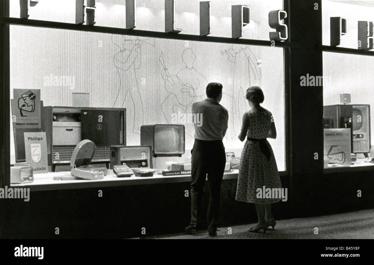 Handel, Geschäfte, Schaufenster, Paar vor einem elektronischen Schaufenster, West-Berlin, Deutschland, 1957, Stockfoto