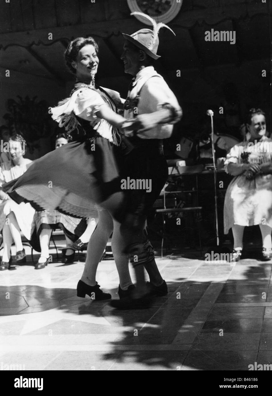 Tanz, Volkstanz, Tanzpaar in bayrischer Tracht, Berchtesgaden, Post Hotel, 1947, Stockfoto