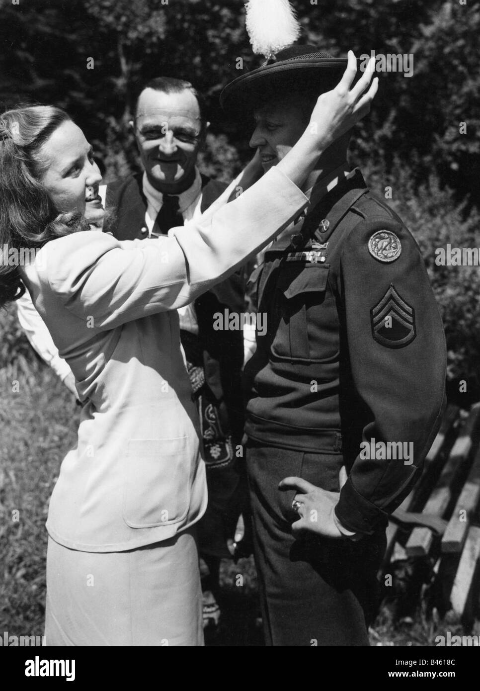 Menschen, Paare, Flitterwochen des amerikanischen Sergeanten Herbert S. Rose und Ehefrau Yvelette, mit Bayernhut, Berchtesgaden, 1947, Stockfoto