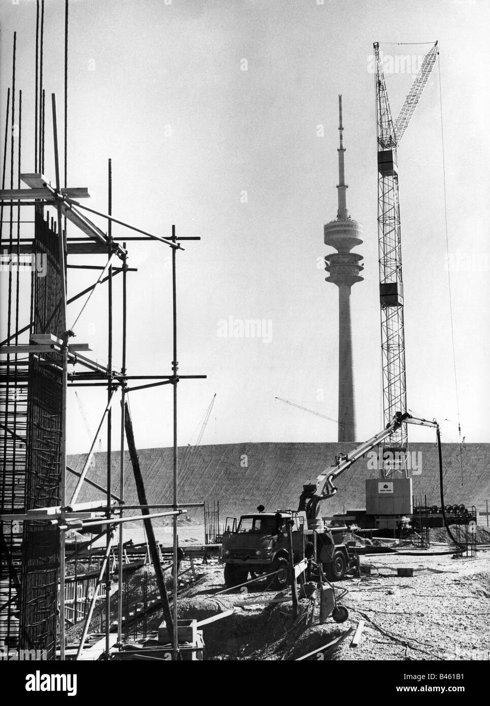 Geografie/Reisen, Deutschland, München, Olympiapark, Bau 1968 - 1972, Olympiastadion, Baustelle, 1969, Kran, Olympiaturm, Olympische Spiele, Oberwiesenfeld, Bayern, Europa, 20. Jahrhundert, historisch, historisch, Menschen, 1960er Jahre, Stockfoto