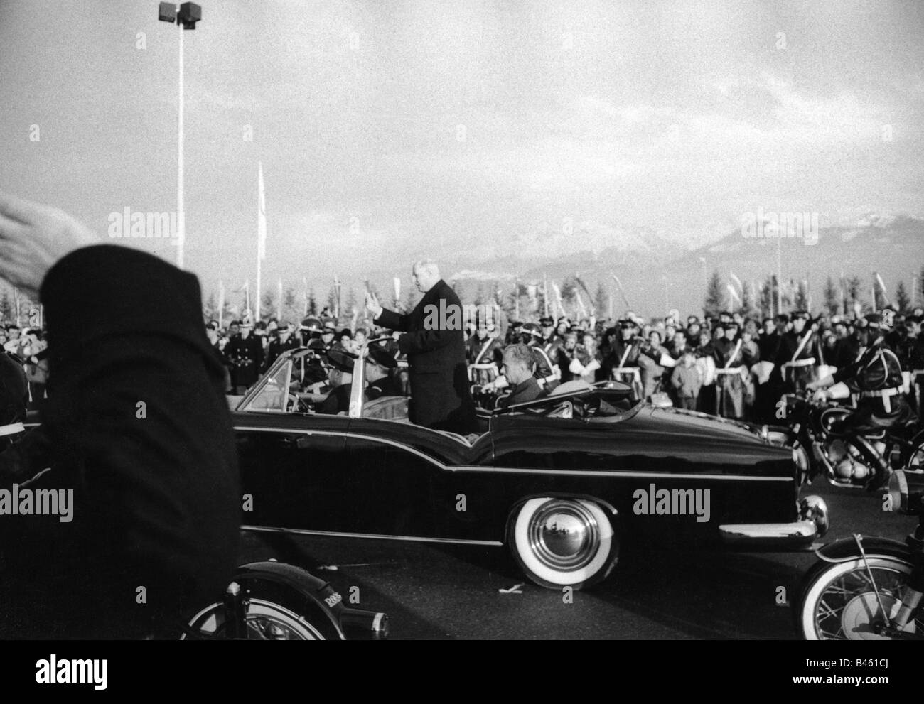 Sport, Olympische Spiele, Grenoble, 6.2.1968 - 18.23.1968, Eröffnung, Ankunft von Präsident Charles de Gaulle, 6.2.1968, Auto, X olympiade, Winterspiele, Frankreich, 20. Jahrhundert, historisch, historisch, Menschen, 1960er Jahre, Stockfoto