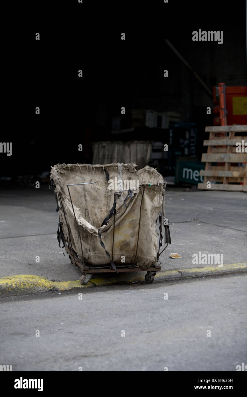 Zerstörte Wagen vor einem Lager Brooklyn NY USA 2008 Stockfoto