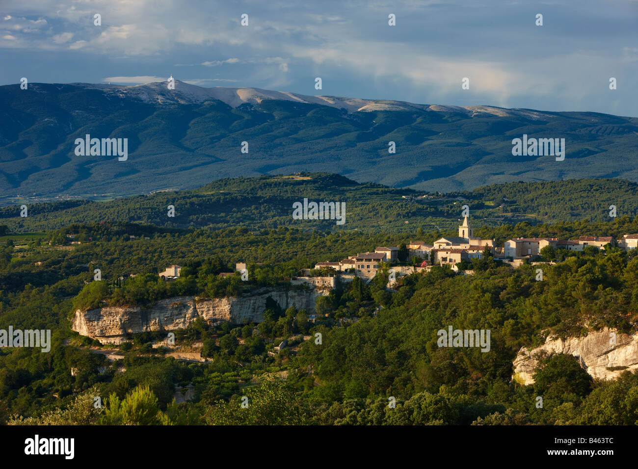 Mt Ventoux mit dem Dorf Venasque, Vaucluse, Provence, Frankreich Stockfoto