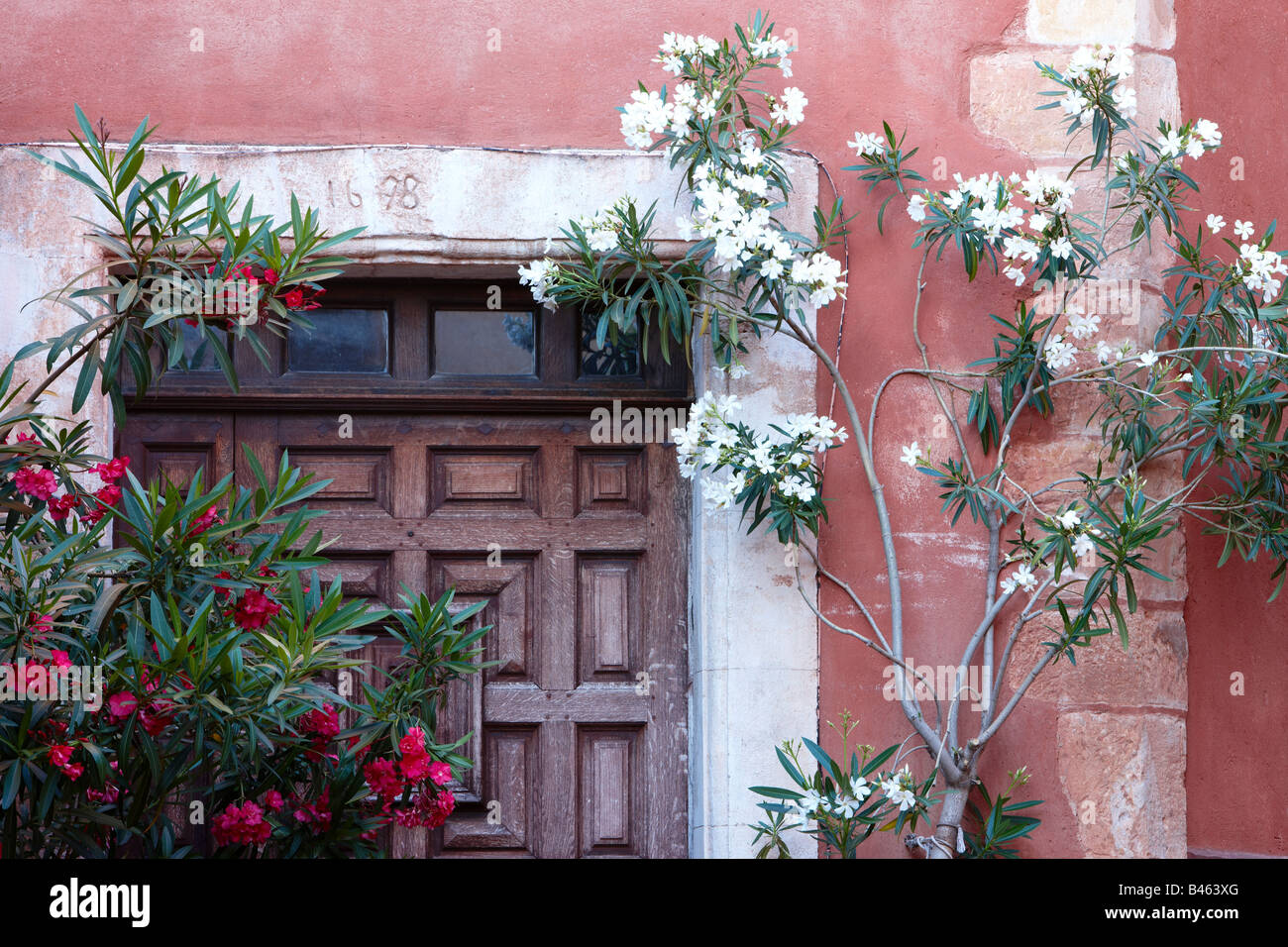eine Tür in Rousillon, Vaucluse, Provence, Frankreich Stockfoto
