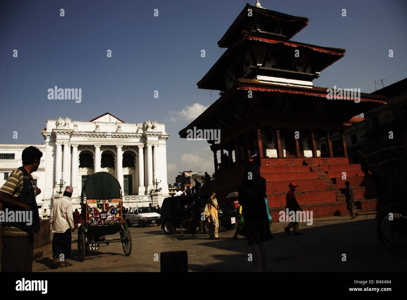 Alten Pagode, Rana Palast und Rikscha Verkehr in Kathmandu Durbar Square, Nepal Stockfoto