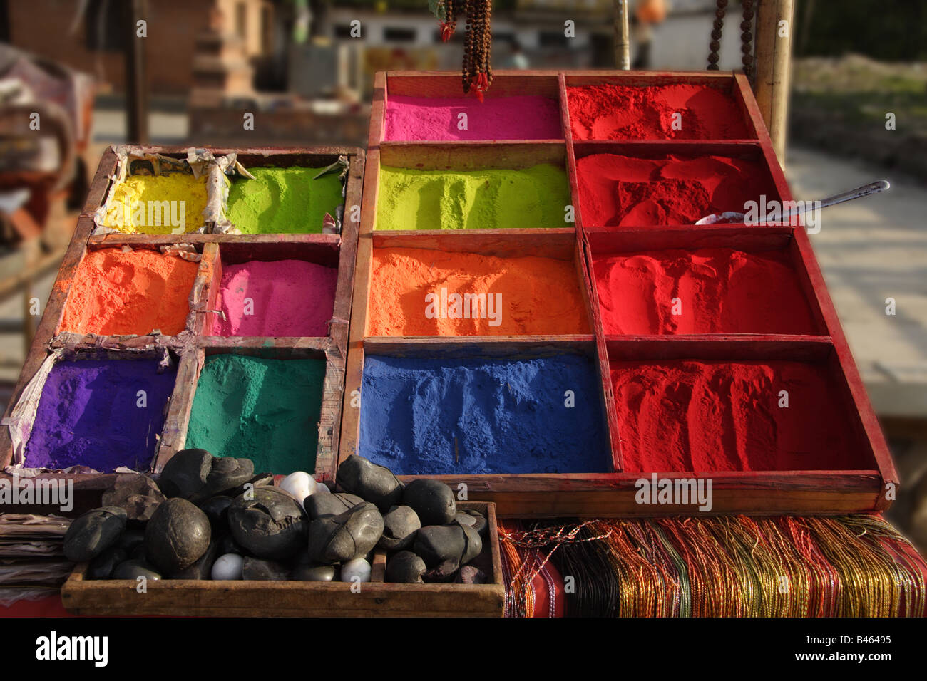 Farbpulver zum Verkauf an religiösen Feierlichkeiten in Nepal verwendet Stockfoto