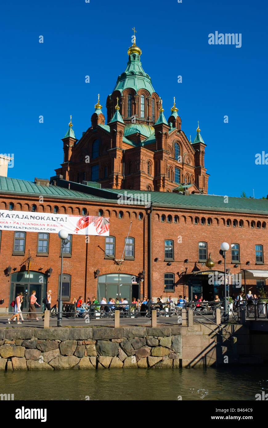 Restaurant-Terrasse vor der Uspenski-Kathedrale in Helsinki Finnland Europa Stockfoto