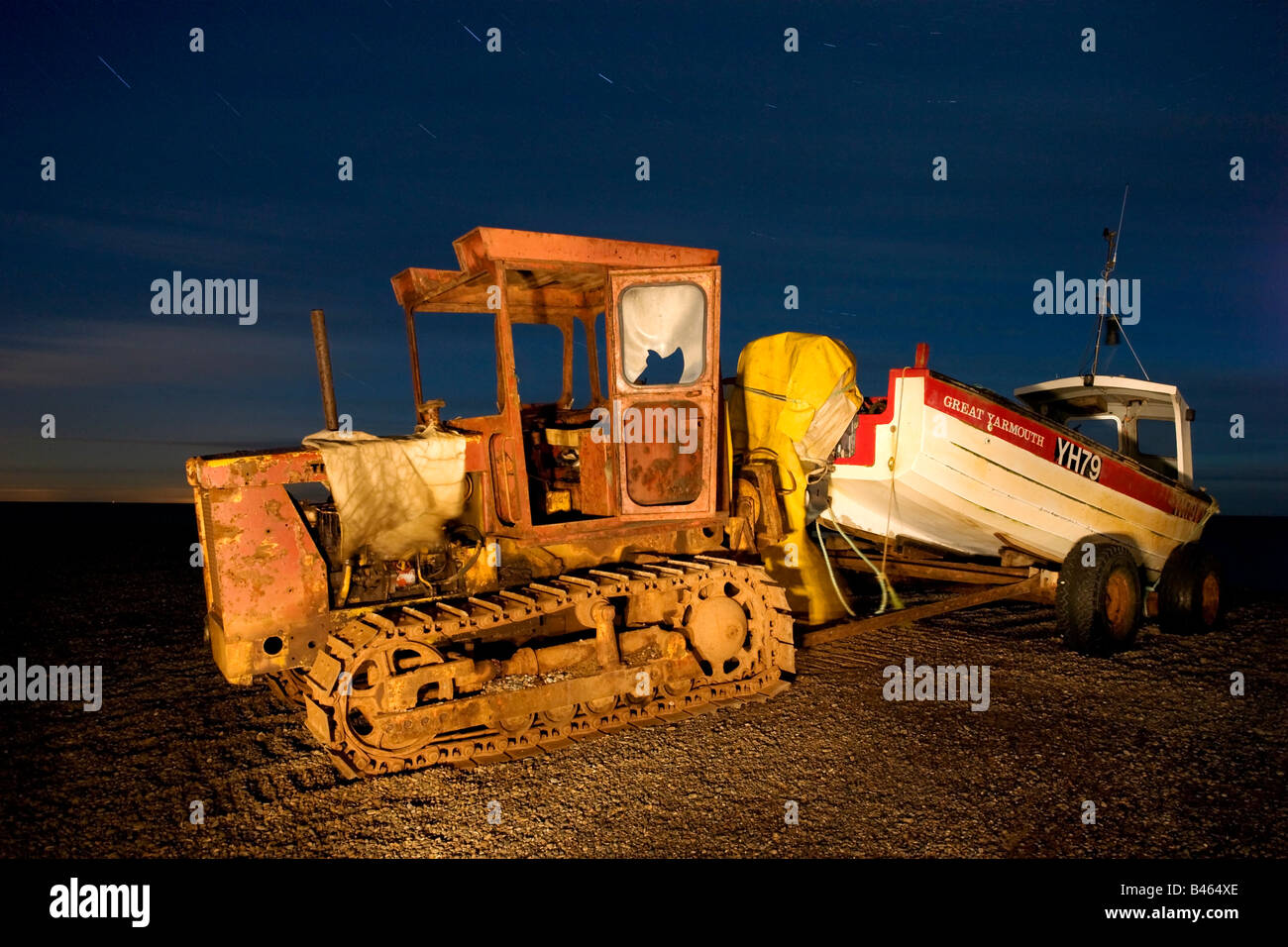 Alten Traktor / Planierraupe verwendet für Fischerei Bilder fotografiert in der Nacht an der Küste von Norfolk Stockfoto