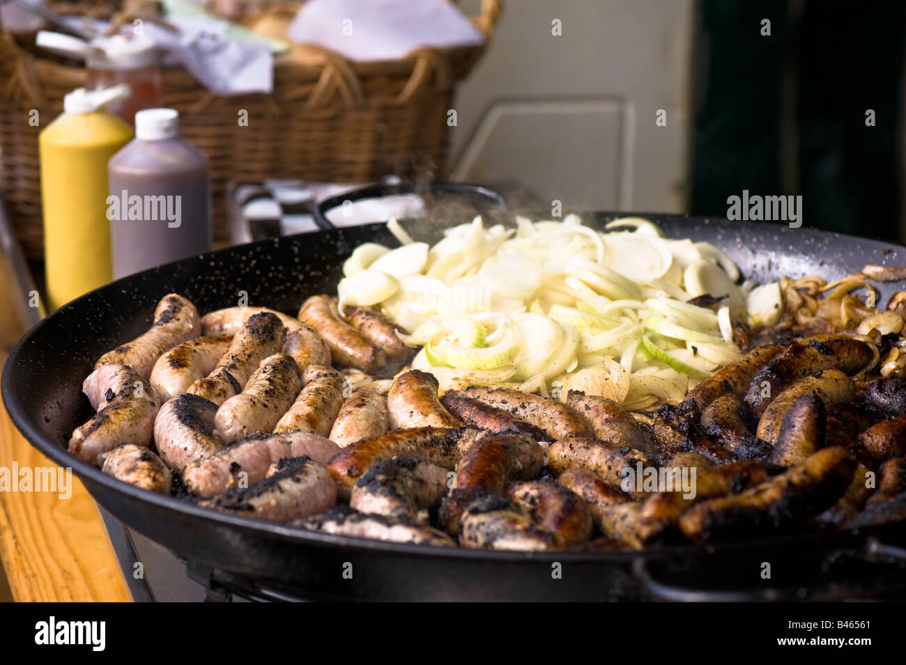 Gebratene Würstchen und Zwiebeln Bauern Markt W3 London Vereinigtes Königreich Stockfoto