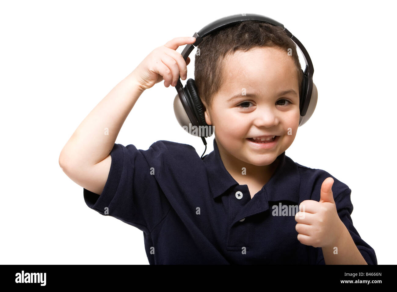 Kleiner Junge Kopfhörer geben Daumen nach oben Zeichen entfernen Stockfoto