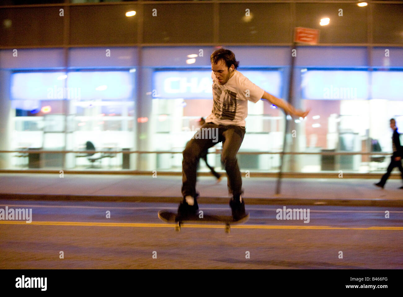 Skateboarder machen Tricks auf der Straße von New York Astor Place Manhattan NY USA Stockfoto