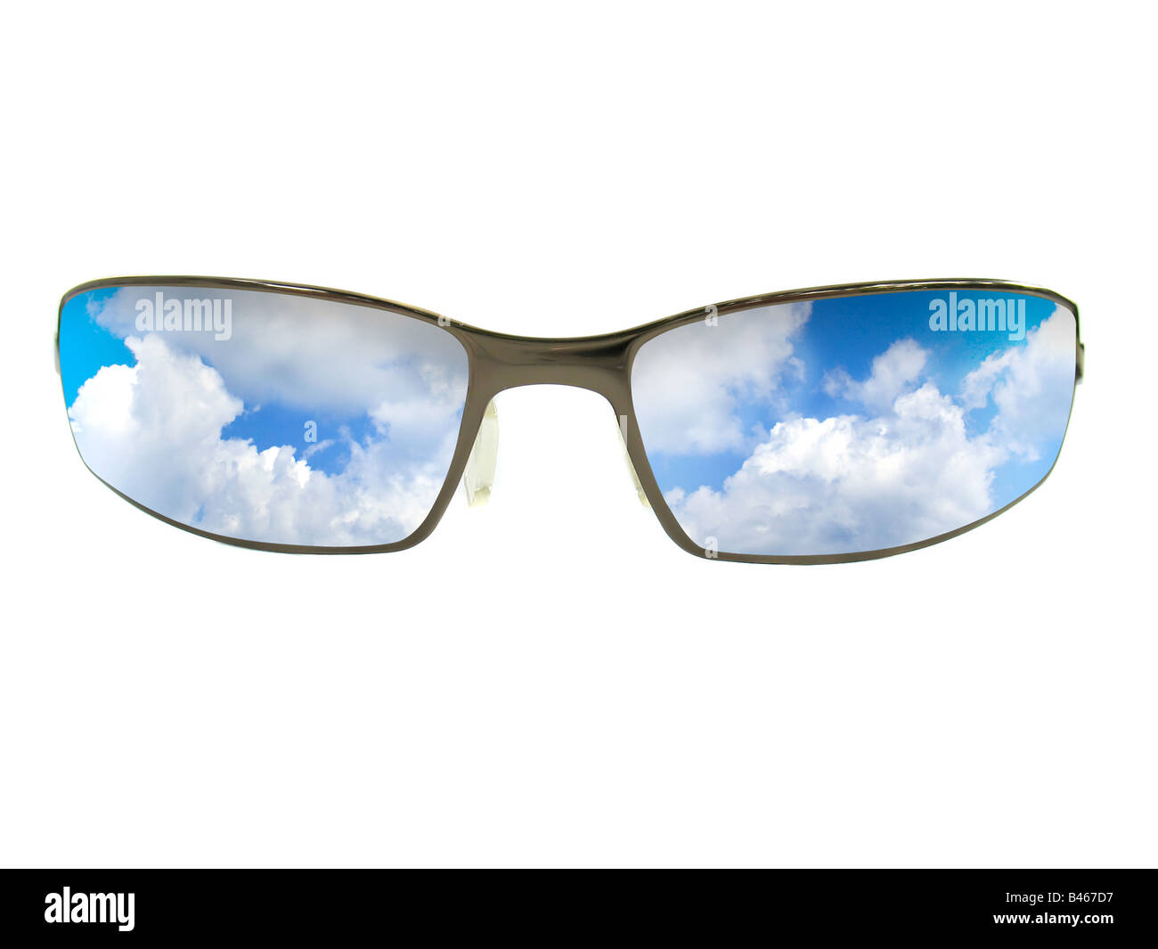 Einige braune unisex Sonnenbrille weiß dort isoliert ist eine Spiegelung des Himmels in den objektiven Stockfoto