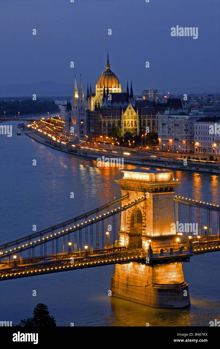 Budapest-Kettenbrücke über die Donau mit dem Parlament im Hintergrund auf der Pestseite Stockfoto