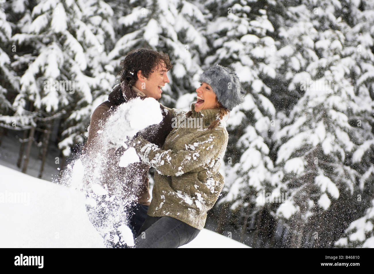 Österreich, Salzburger Land, Altenmarkt, junges Paar in der Schneelandschaft, herumalbern Stockfoto