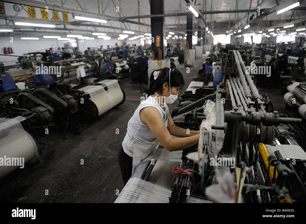Arbeitnehmerin, die Maschine in einer Textilfabrik in Dongguan, Guangdong, China. 19 Sep 2008 Stockfoto