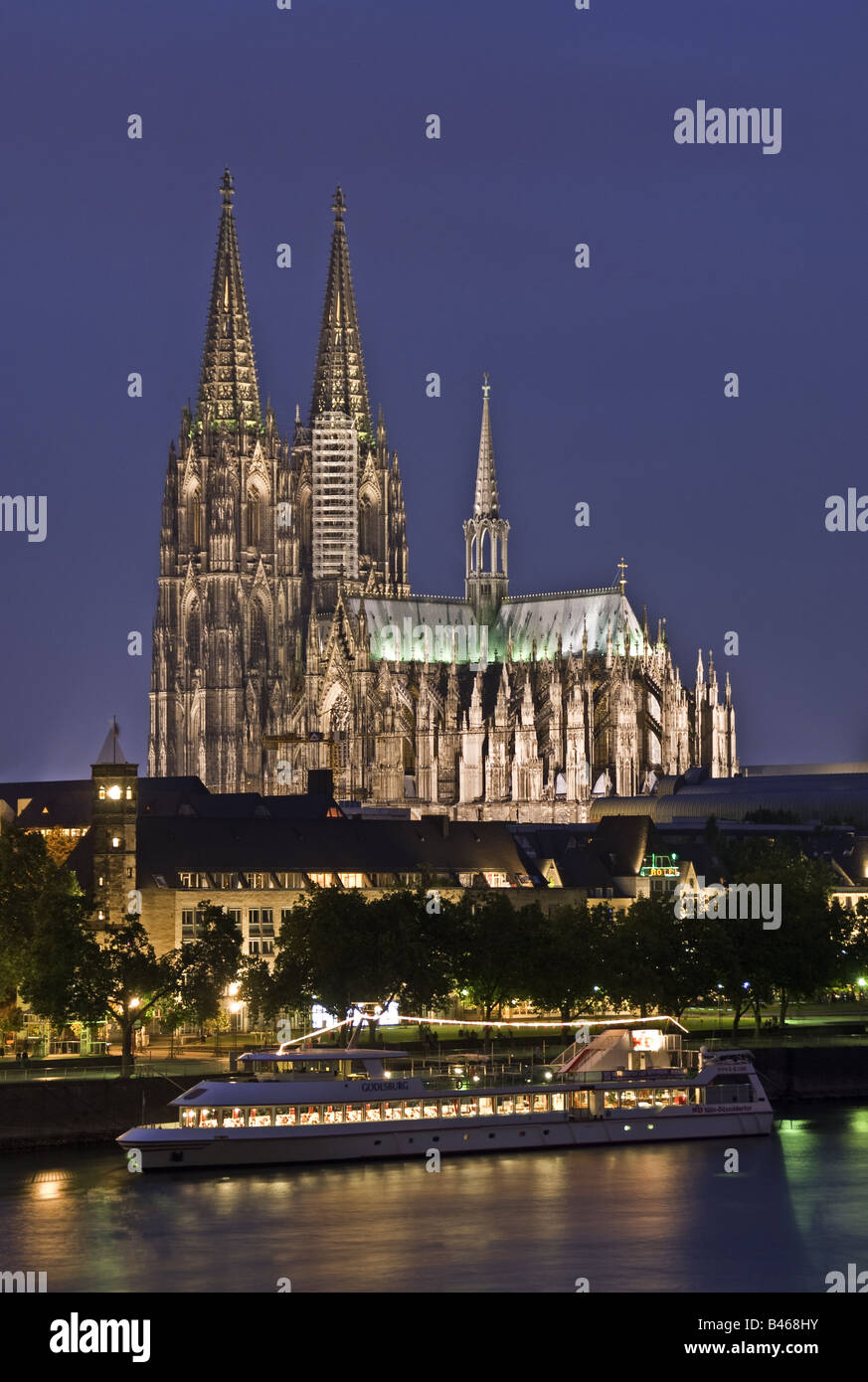 Kölner Dom am Rhein bei Nacht Stockfoto