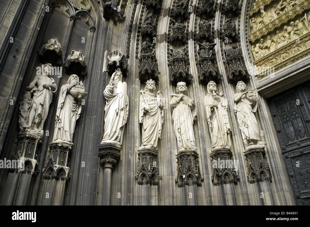 Kölner Dom Eingang mit Skulpturen der Heiligen Stockfoto