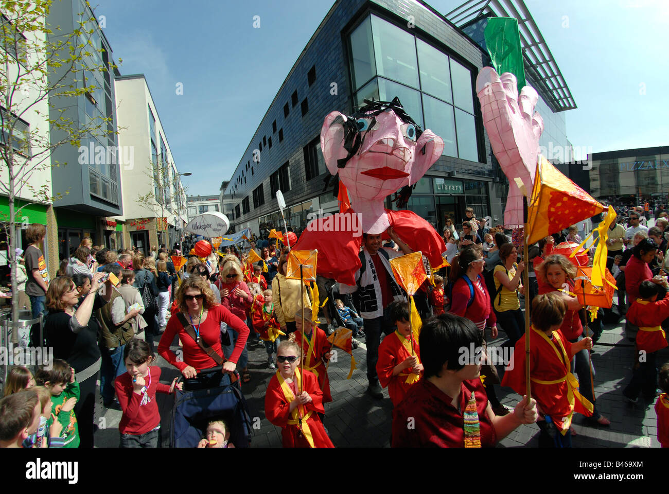 Lokale Schulkinder an die Kinder-Parade teilnehmen, wie es geht die Jubilee-Bibliothek öffnen das Brighton Festival, UK Stockfoto