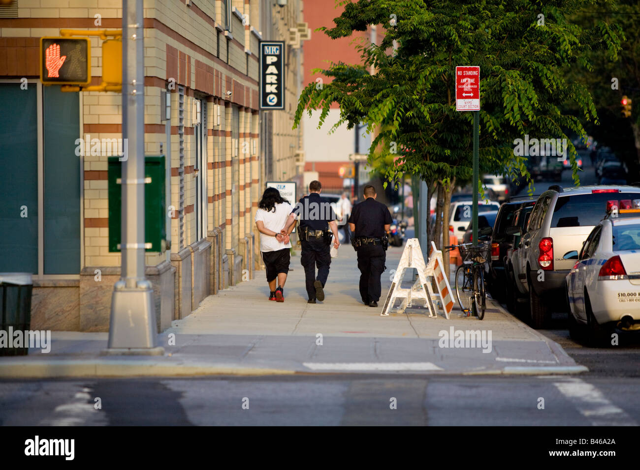 Zwei Polizisten eskortiert Handschellen Verbrecher in die Brooklyn Hights Gericht Brooklyn NY USA Stockfoto