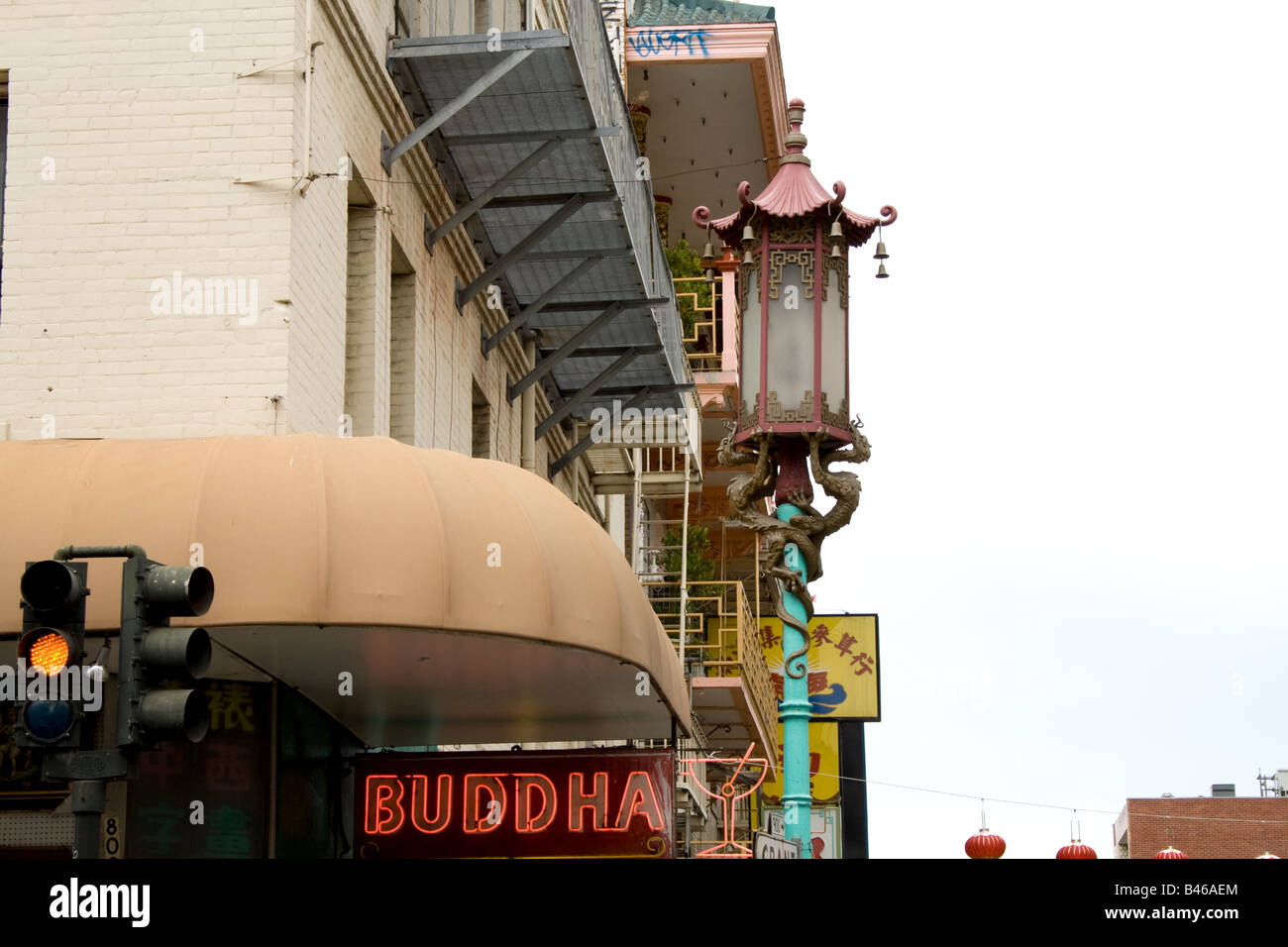 Ein Gebäude in Chinatown mit einem Neon Buddha Zeichen, San Francisco, Kalifornien Stockfoto
