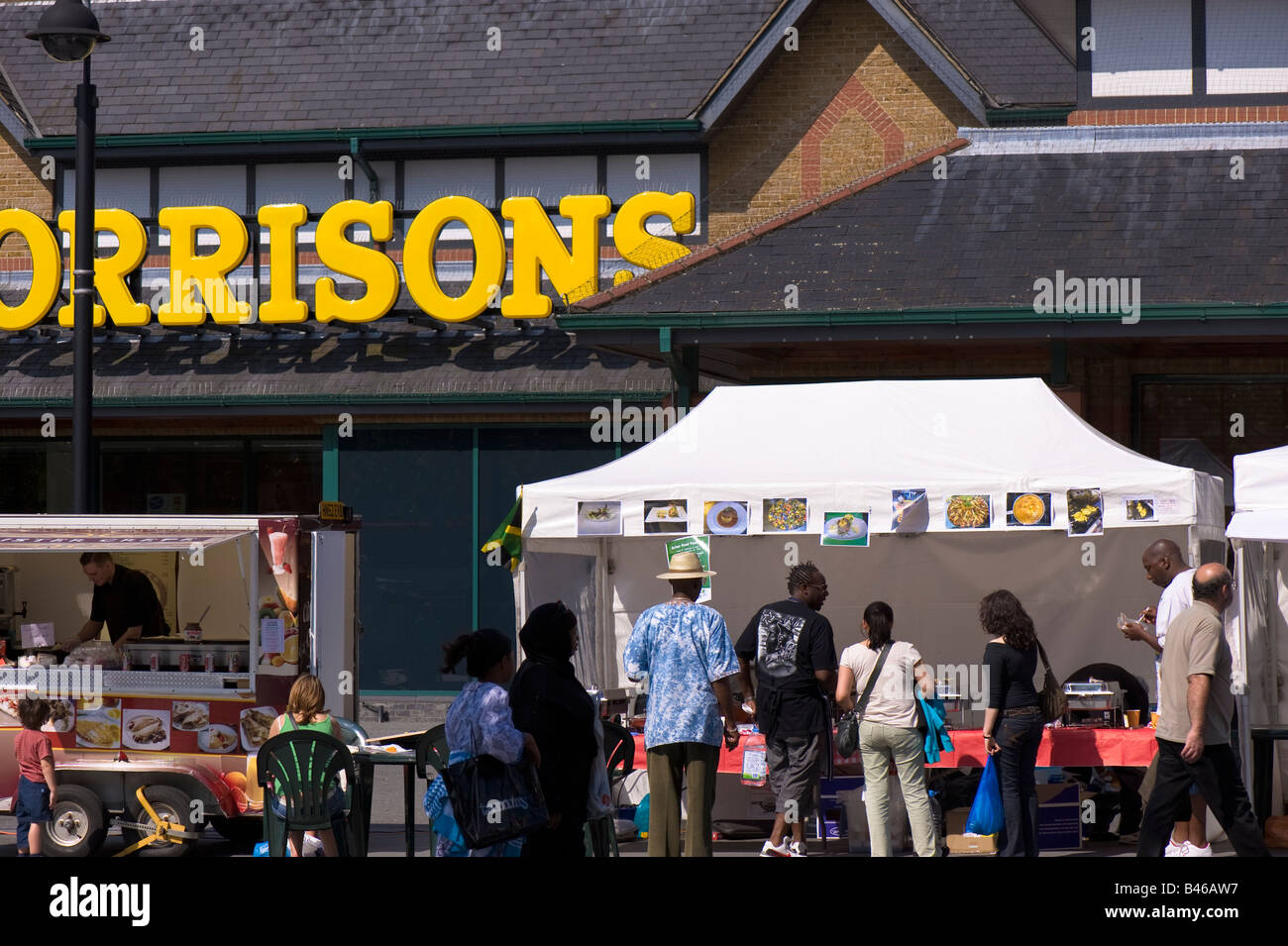Menschen beim Einkaufen Acton Markt W3 London Vereinigtes Königreich Stockfoto