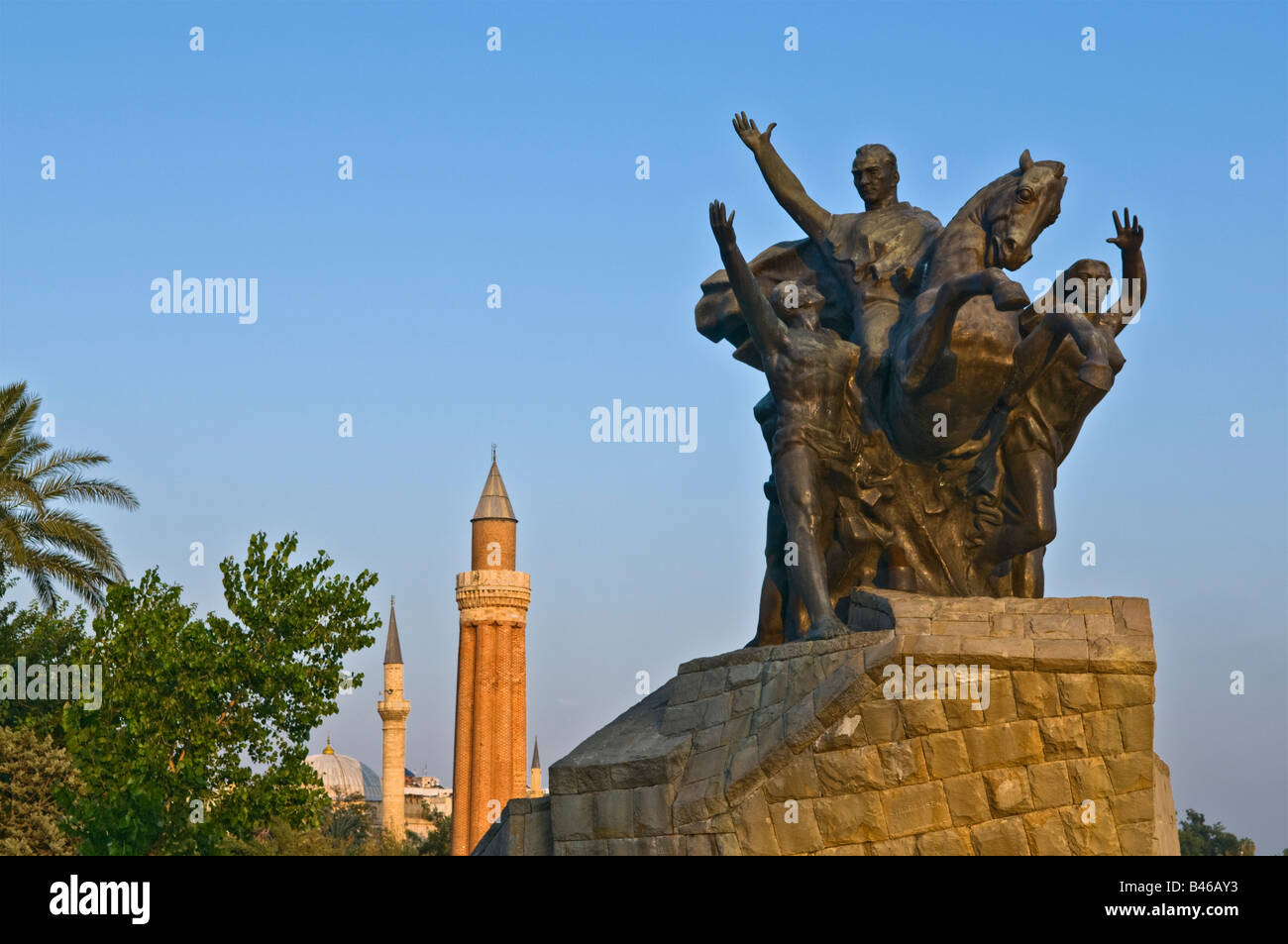 Atatürk-Statue und Yivli Minarett Antalya Türkei Stockfoto