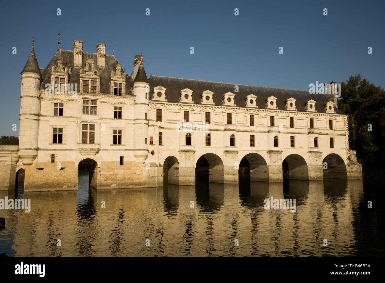 Die Westseite der anmutigen Bögen des Chateau de Chenonceau spiegelt sich in den sanften Gewässern des Flusses Cher, Loire-Tal Stockfoto