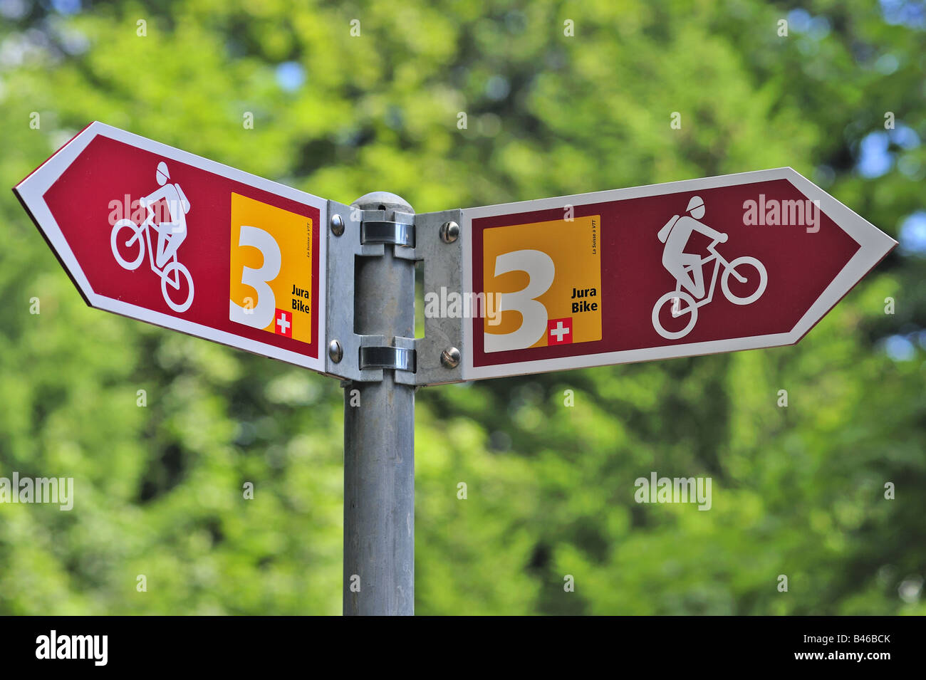 Wegweiser für ein Radweg im Jura, Schweiz Stockfotografie - Alamy