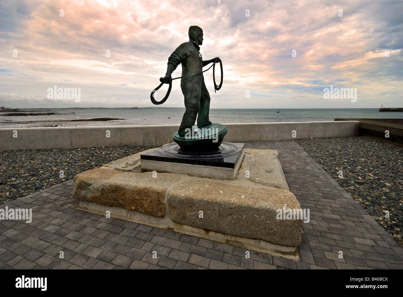 Newlyn Cornwall - eine bronzene Statue zum Gedenken an Toten und Vermissten Fischer von Newlyn Cornwall. Stockfoto