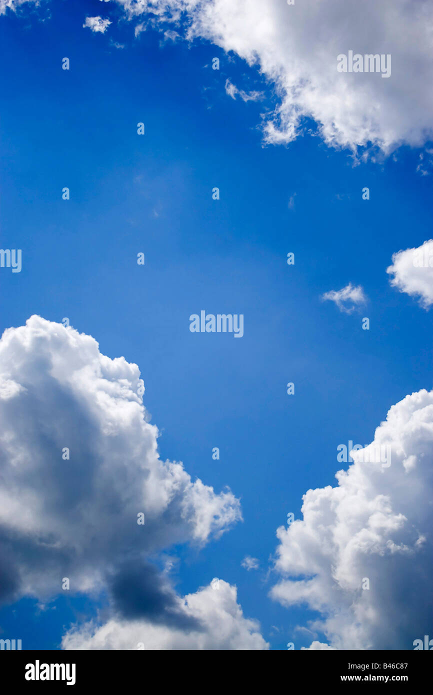 Ein tiefblauer Himmel und perfekten cottony Wolken mit allerlei Textfreiraum Stockfoto