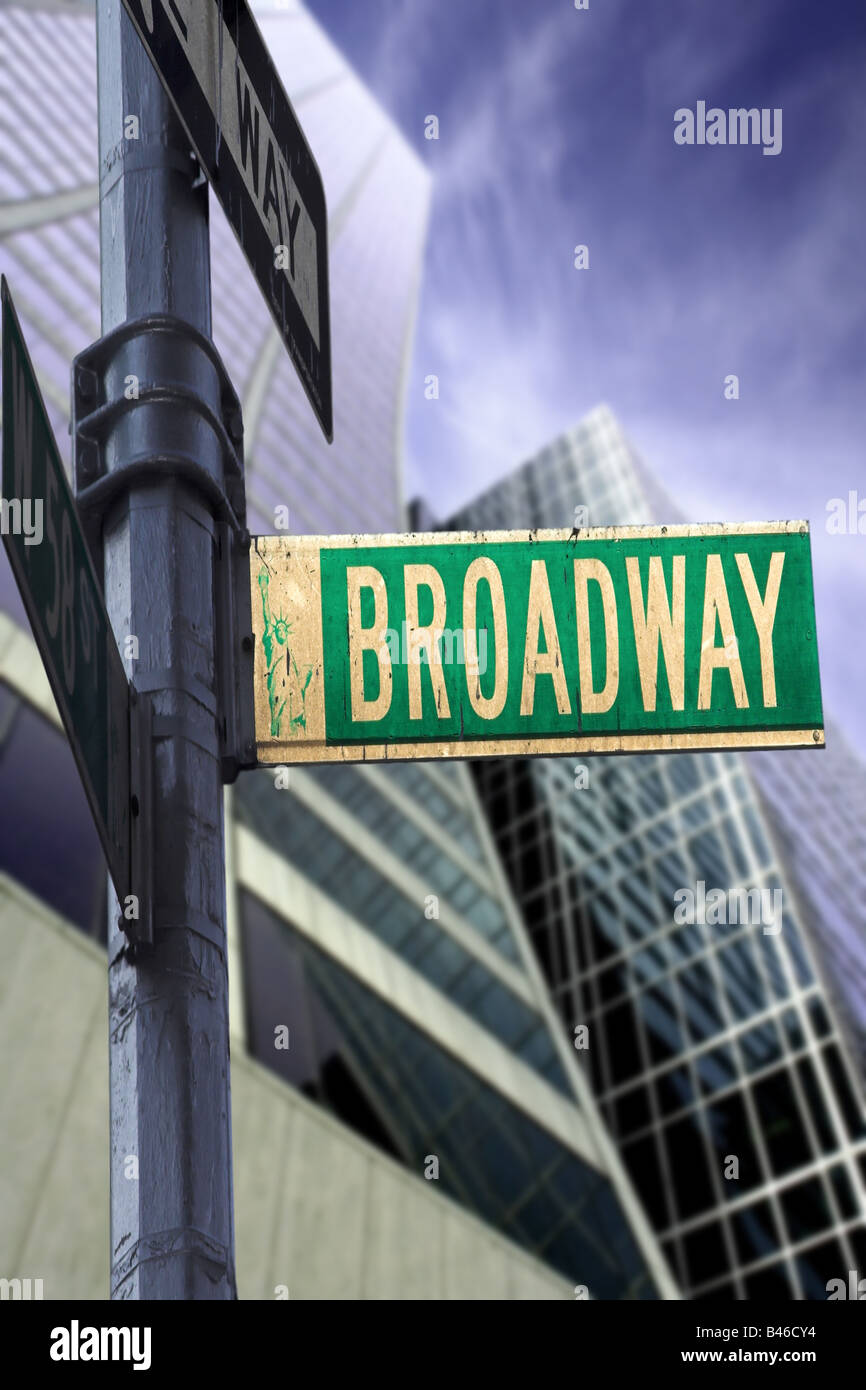 Broadway unterzeichnen vor einem Hochhaus mit einem dramatischen blauen Himmel Stockfoto