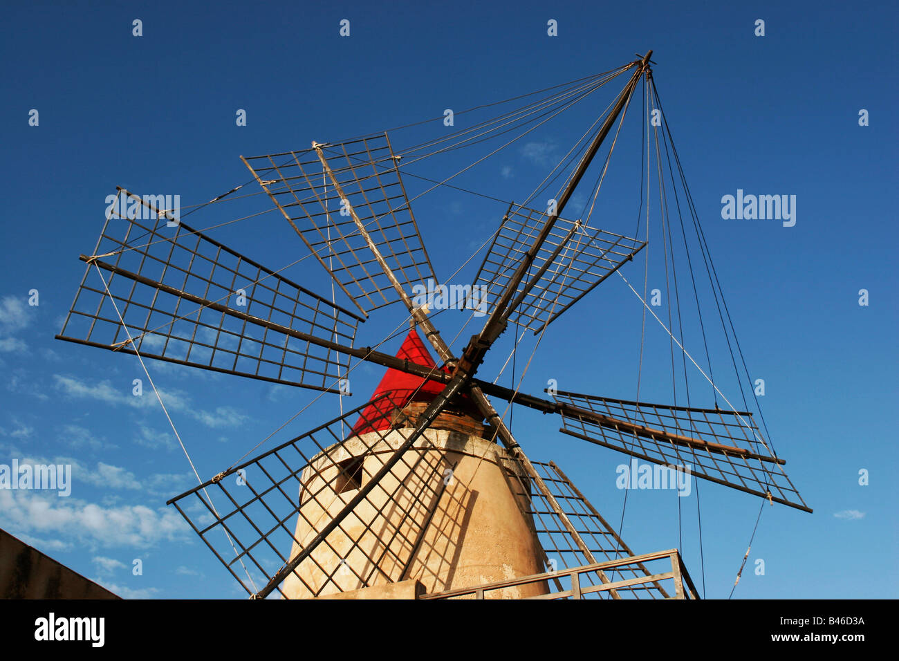 Windmühlen, Meersalz in die Lagune Stagnone zu produzieren von Mozia Insel verwendet, Marsala, Trapani Sizilien Stockfoto