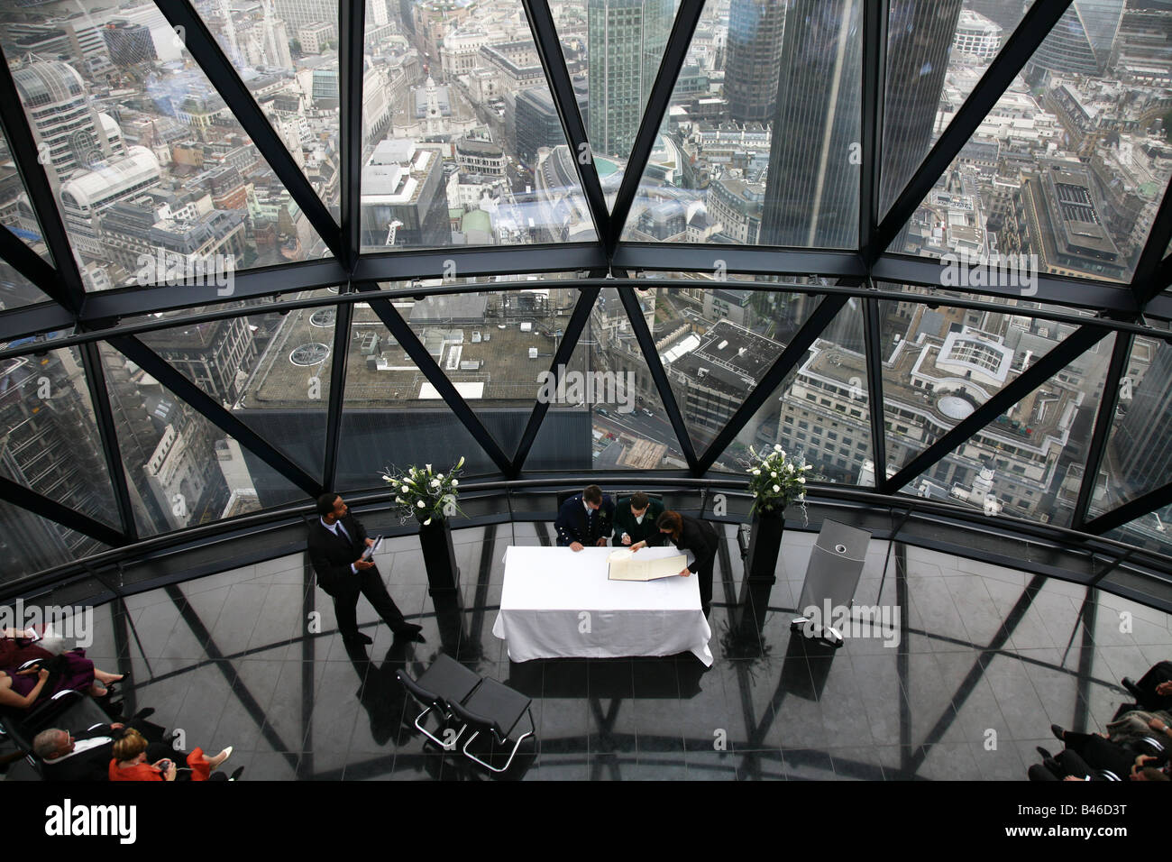 Standesamtliche Trauung im Londoner Gherkin Stockfoto