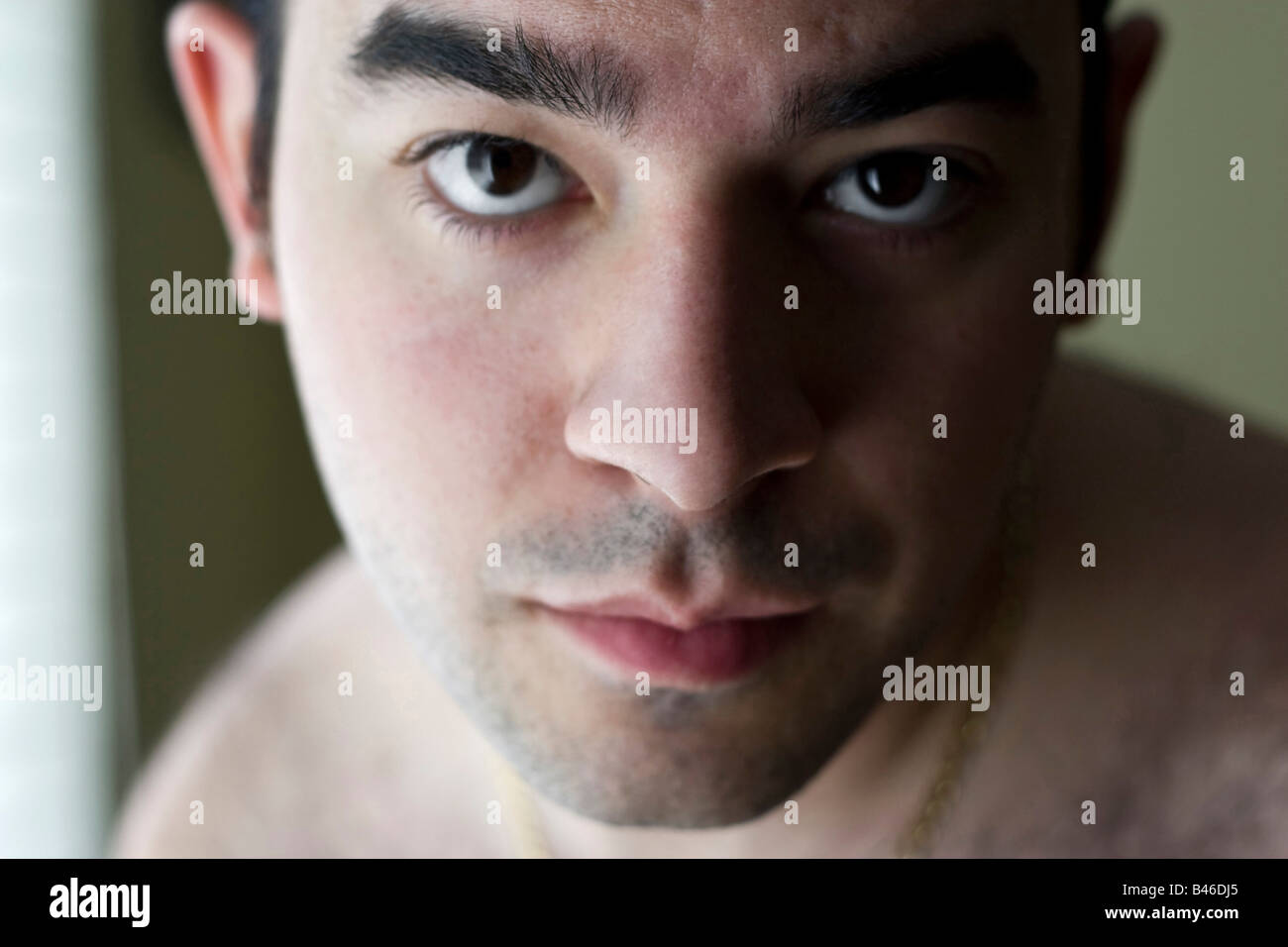 Ein Portrait eines jungen Mannes mit einem schweren oder betroffenen Ausdruck auf seinem Gesicht Stockfoto