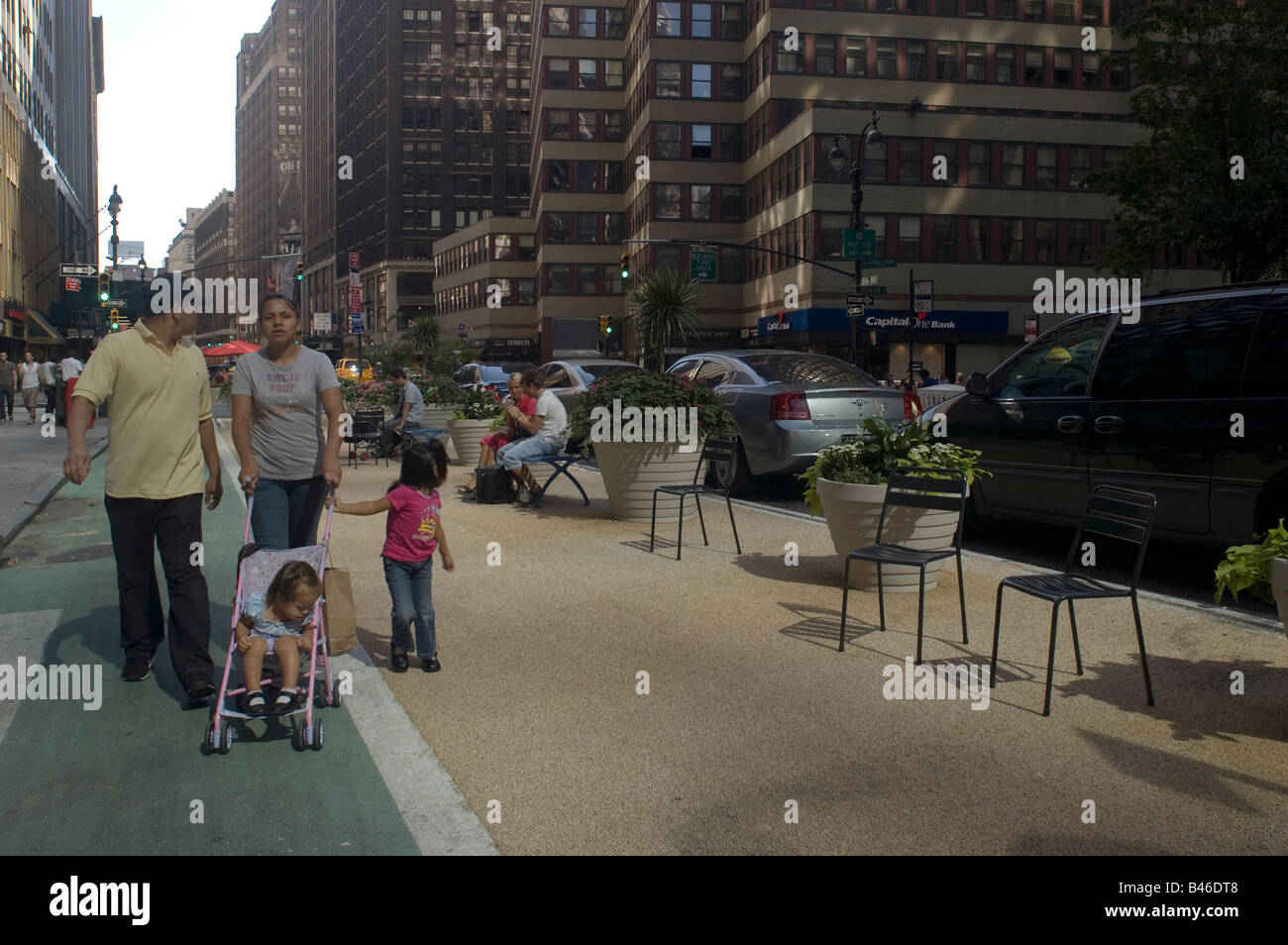 Fußgängerzone Esplanade am Broadway mit Tischen und Stühlen und ein Radweg von der 42nd Street zum Herald Square in New York Stockfoto