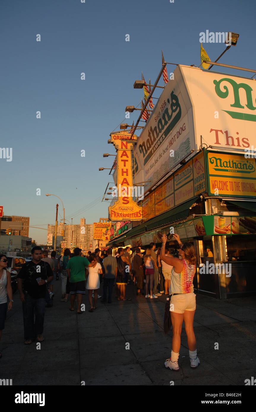 Nathans berühmten Restaurant in Coney Island in Brooklyn in New York Stockfoto