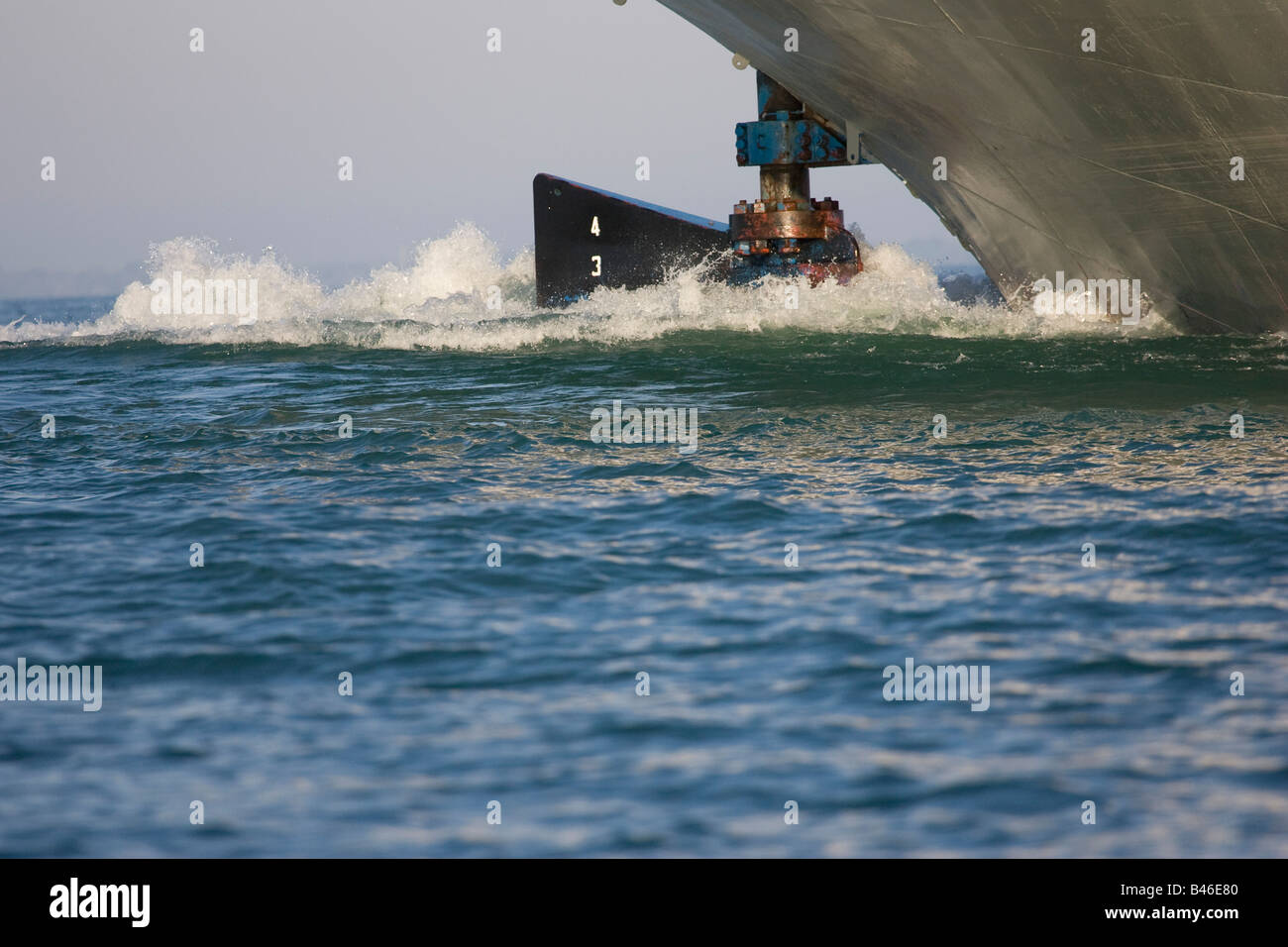 Eine Nahaufnahme des Ruders auf einem großen Seen Frachter im Gange in Lake St. Clair, Michigan. Stockfoto