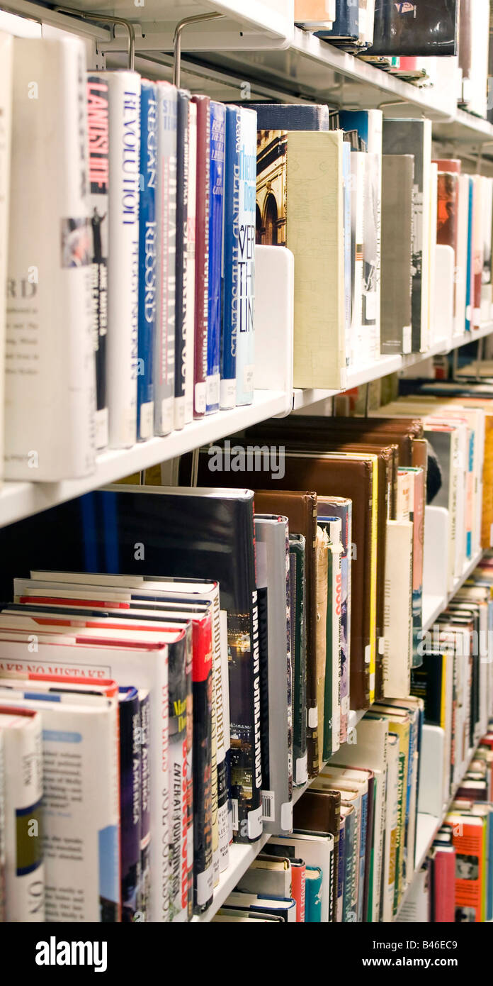 Regale voller Bücher in einer öffentlichen Bibliothek Stockfoto