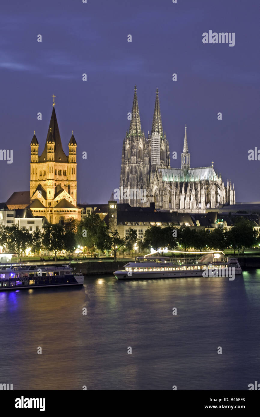 Großer St.-Martins Kirche und Kölner Dom am Rhein bei Nacht Stockfoto
