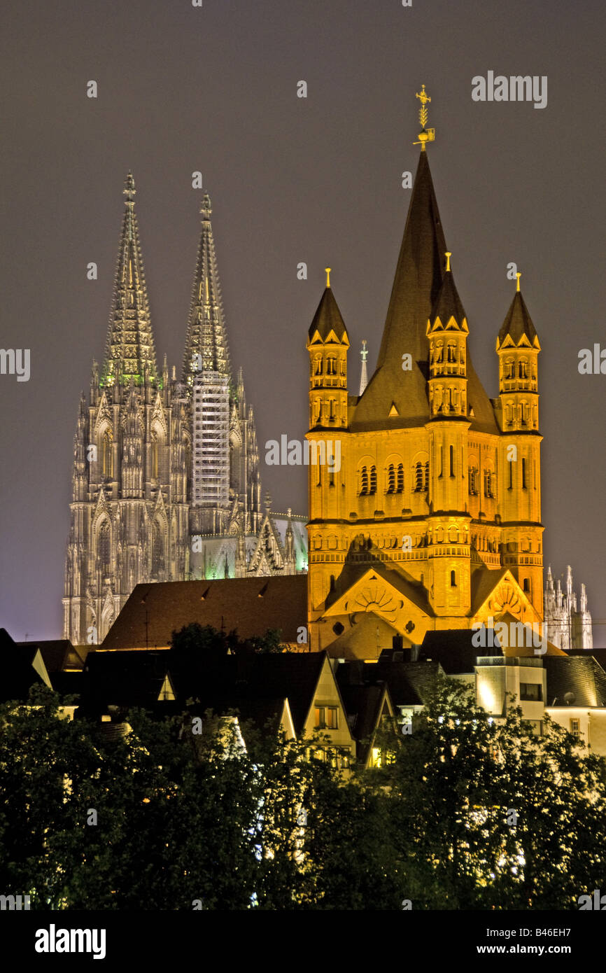 Großer St.-Martins Kirche und Kölner Dom bei Nacht Stockfoto