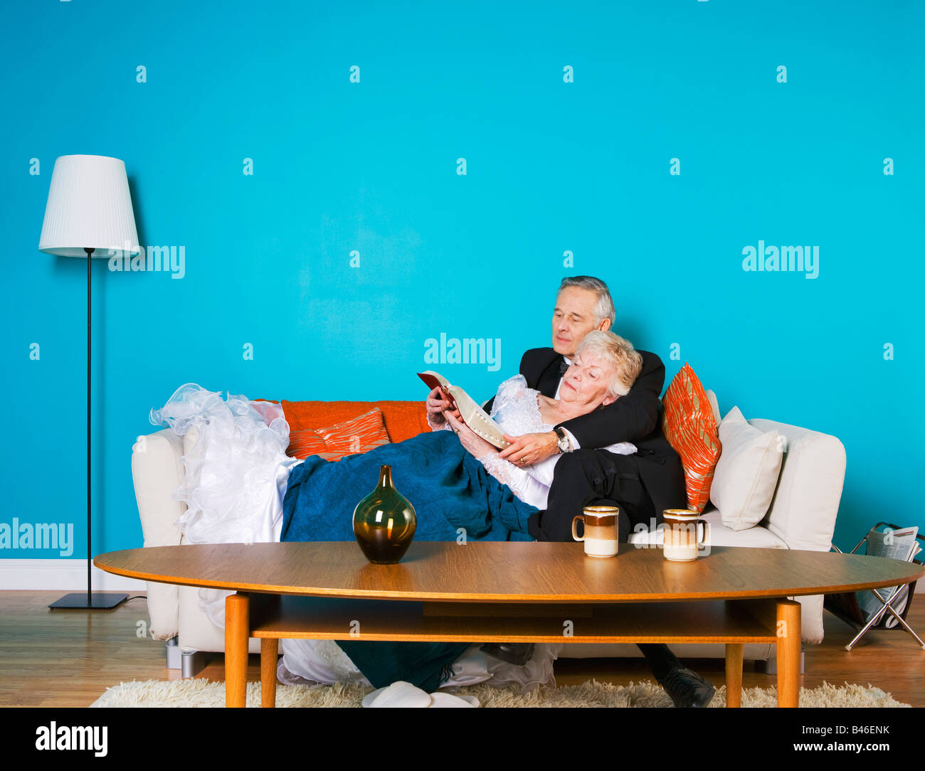Älteres Paar zusammen auf der Couch lesen Stockfoto
