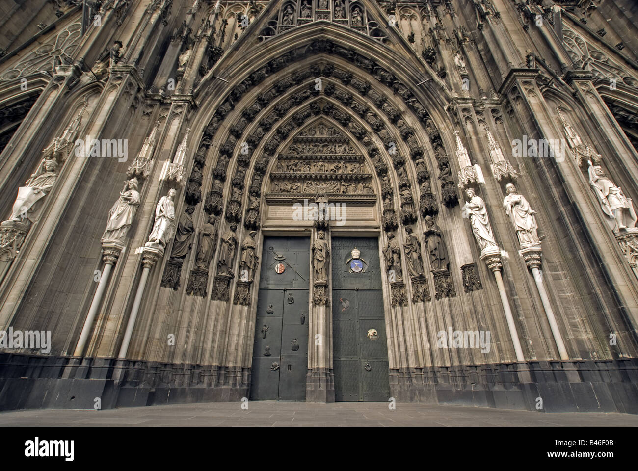 Kölner Dom Eingang mit Skulpturen der Heiligen Stockfoto
