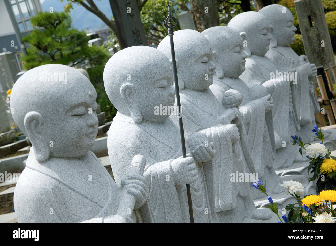 Jizo Statuen außerhalb eines Tempels Stockfoto