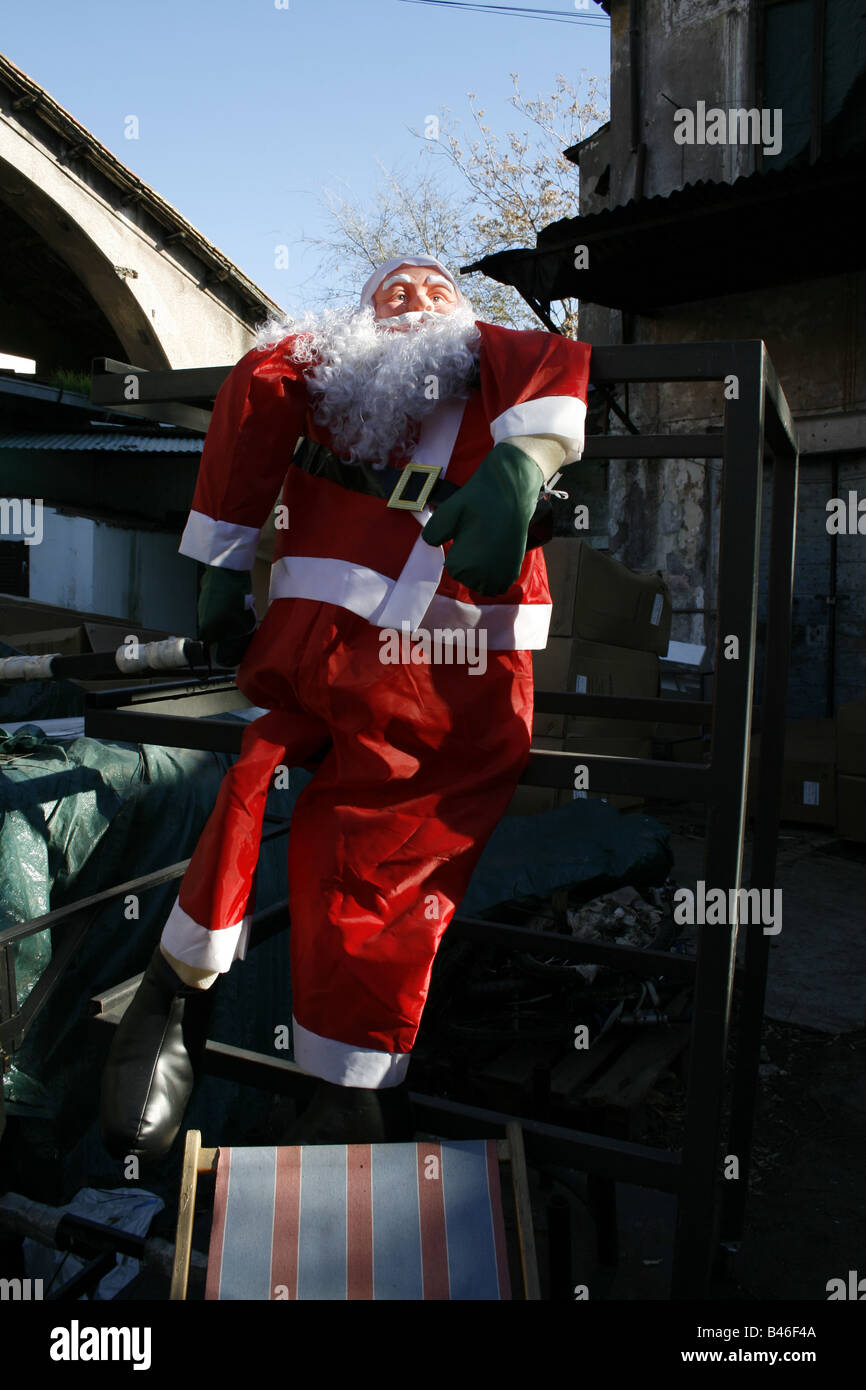 großer Weihnachtsmann Modell in der Straße in der Stadt Stockfoto