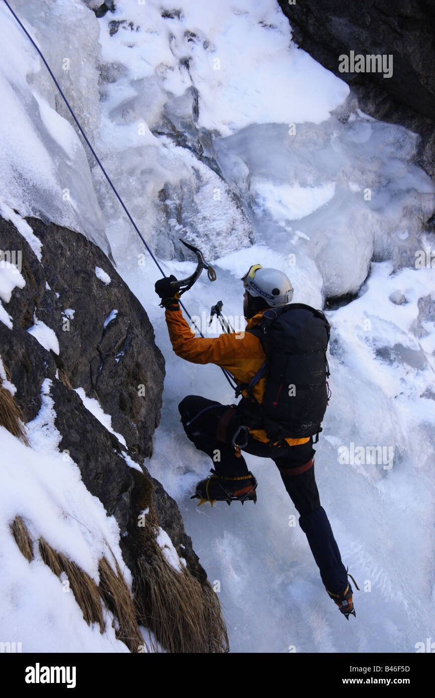 Eiskletterer aufsteigender Tonhöhe im Langtang-Himalaya-Gebirges, Nepal Stockfoto