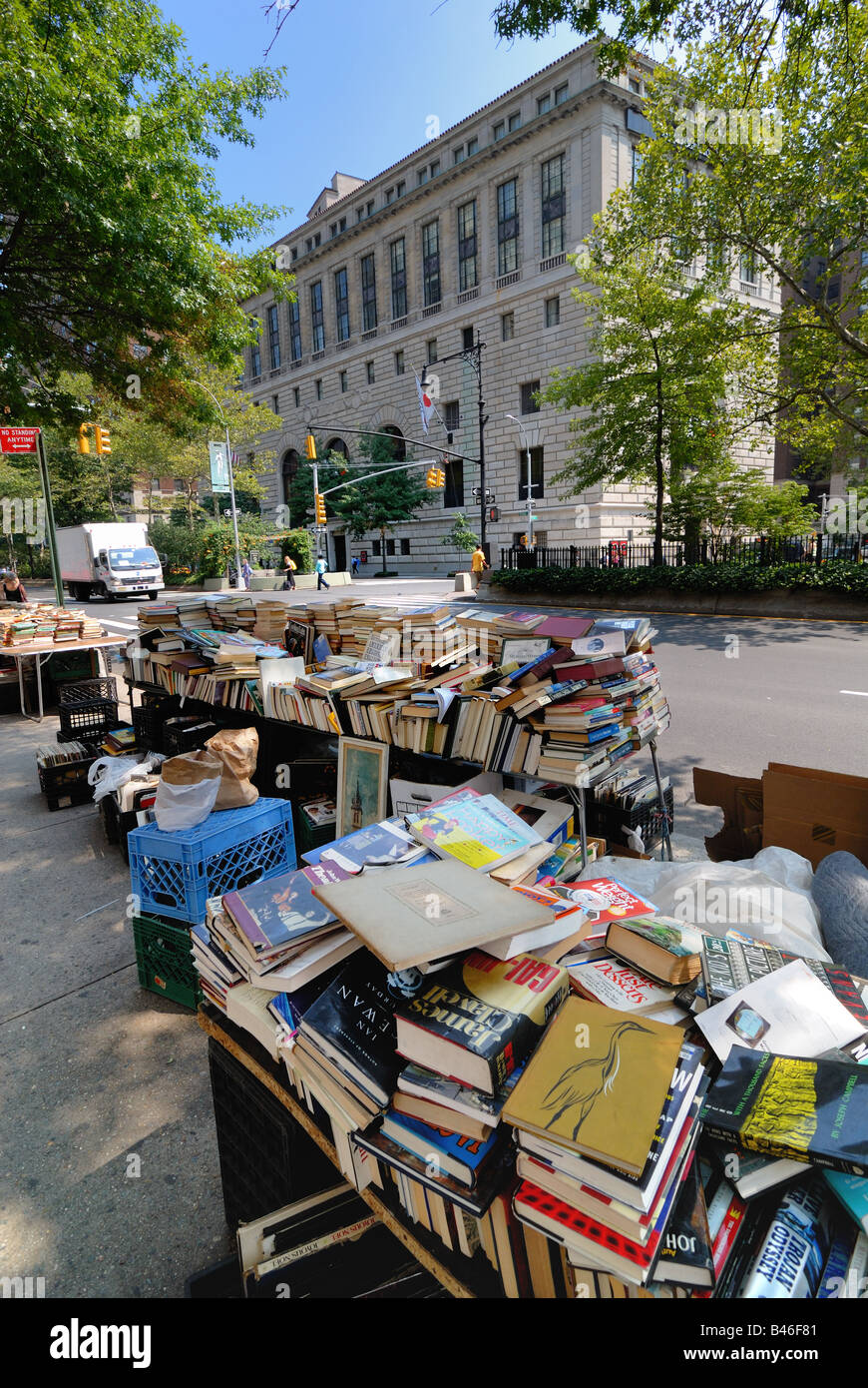 Buch-Hausierer Tabellen säumen die Bürgersteige entlang der Straße in New Yorks Upper West Side. Stockfoto