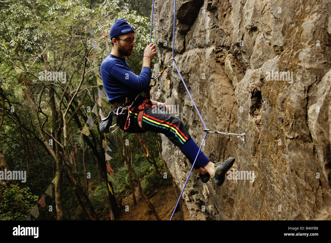 Bergsteiger hängen am Seil aus einer Felswand in Nepal Stockfotografie -  Alamy