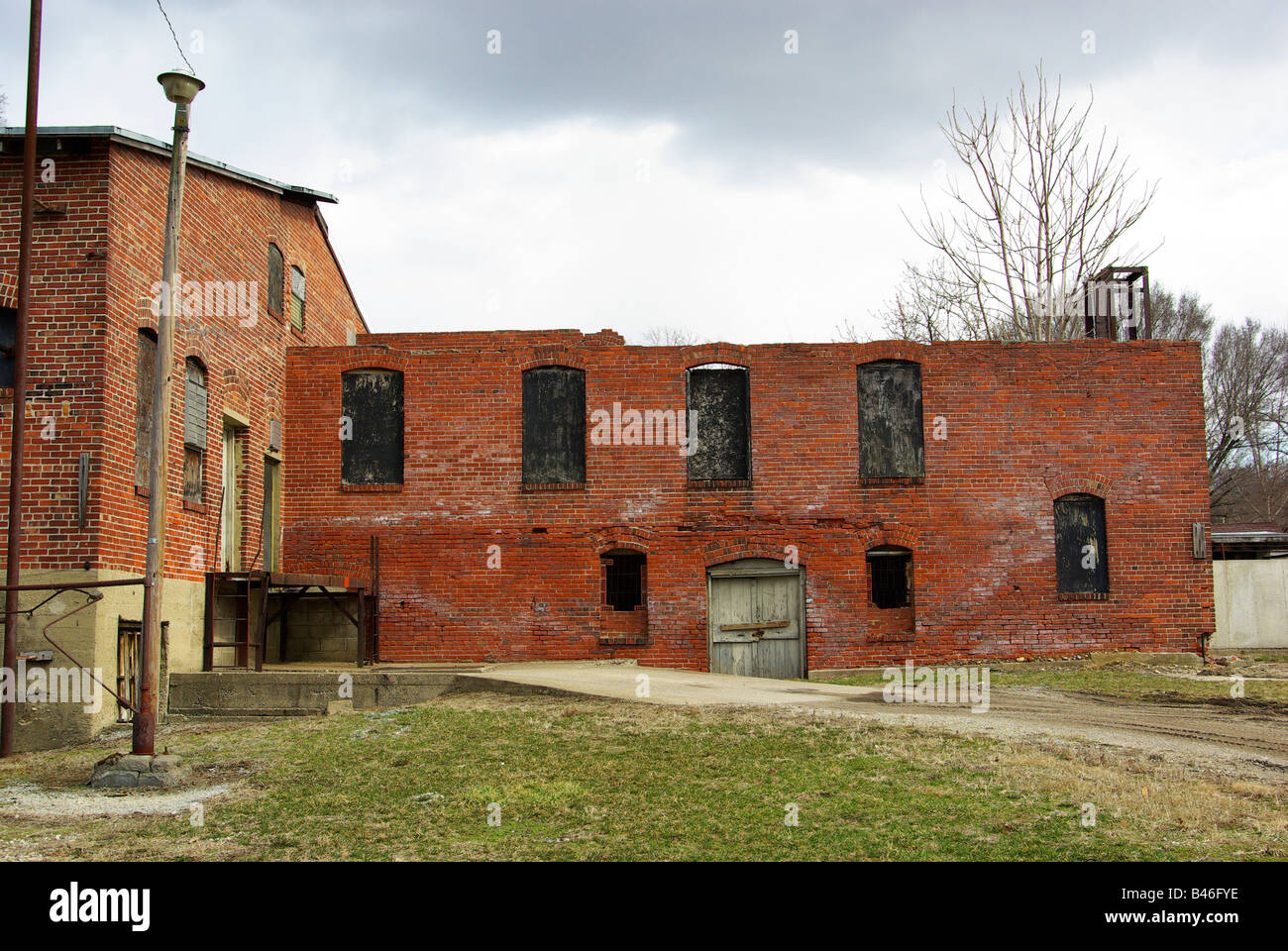 Eine verlassene Fabrikgebäude aus rotem Backstein Stockfoto, Bild